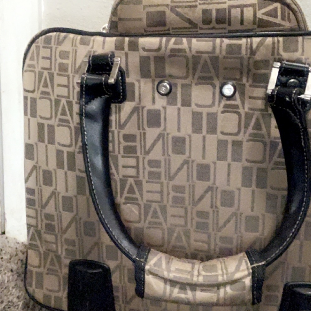 Suitcase - Picture 5 of 6
